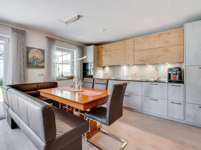 AIGNER Stilvolle 3,5 Zimmer Erdgeschosswohnung mit Terrasse und Garten in Toplage