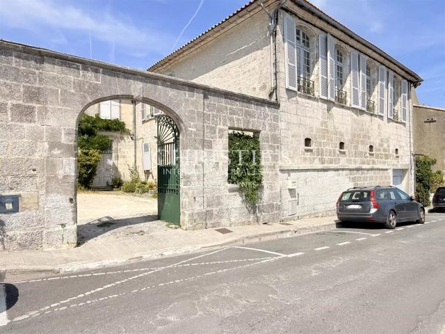 Aile privée d'un hôtel particulier historique sur les Rempar. 370m² Angoulême