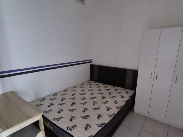 Air cond big Room at Astetica Residences, Seri Kembangan, walking distance to KTM & the Mines Mall, 5 min to UPM