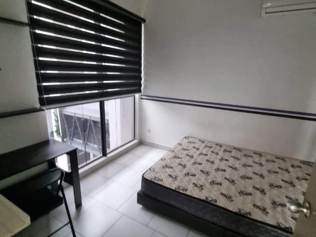 Air cond Middle Room at Astetica Residences, Seri Kembangan, walking distance to KTM & the Mines Mall, 5 min to