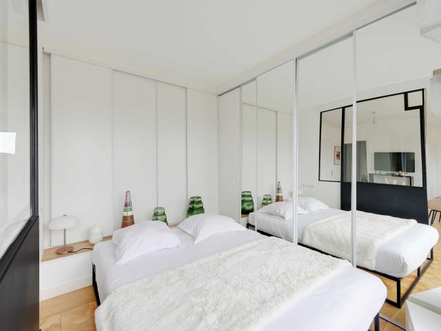 Air conditioned 2 person apartment with terrace and view of Paris