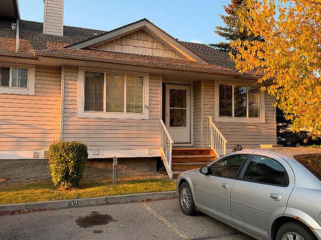 Airdrie Bungalow Style Townhouse Condo $317,000 !
