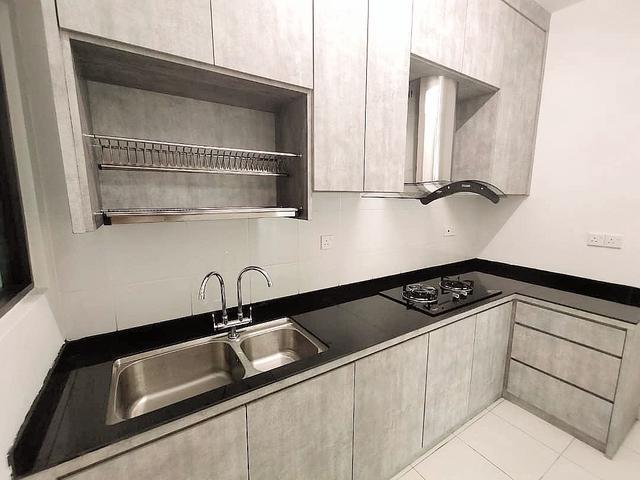 Airport View One Foresta 900sf High Floor 2cp Kitchen Renovate