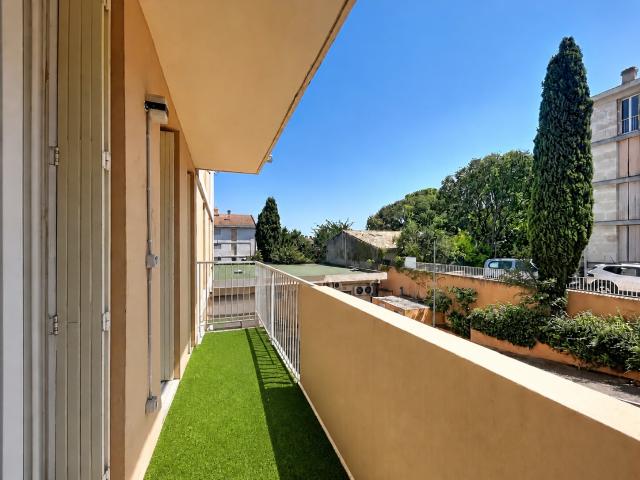 Aix centre à 15 min à pied T3 rénové 57 m2 Sud Ouest