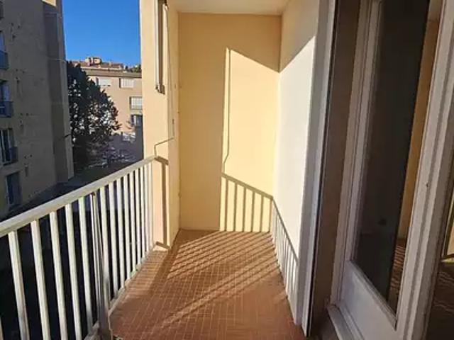 Aix en Provence 13100 Location appartement 3 pièces t3 au dernier étage parking