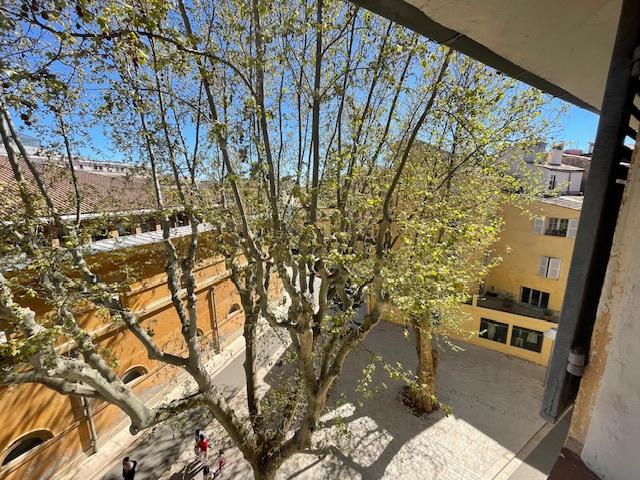 Aix en Provence centre ville: Location appartement T2 rénové au 3ème et dernier étage