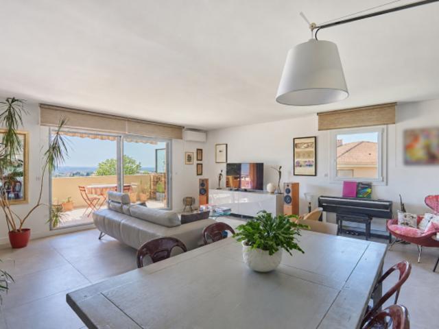 Aix en Provence, appartement dernier étage terrasse avec vue