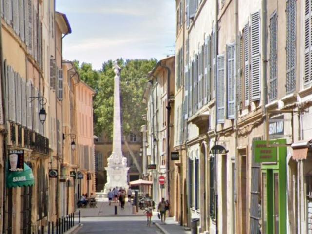 Aix en Provence, au cœur du centre ville historique, garage fermé de 24m2
