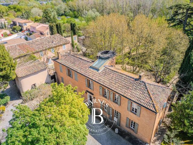 Aix En Provence – Bastide, Corps De Ferme Et Annexes 800 M. 434m² Aix en Provence