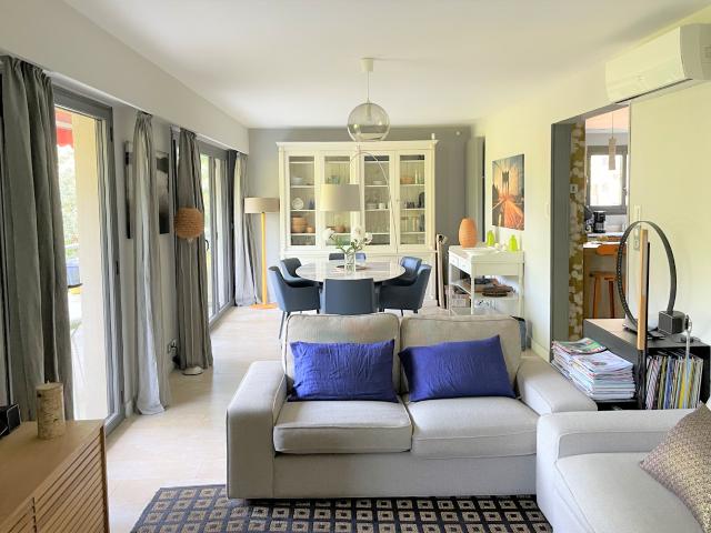 Aix en Provence. Exclusivité, A pied du centre ville. Appartement T4 de 96 m2 avec ascenseur, terrasse Poss. d
