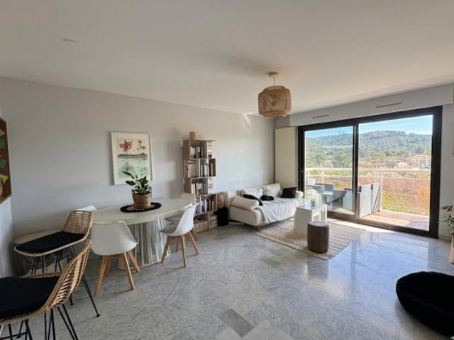 Aix en Provence, 'TOUR D'AYGOSI', Appartement T3 de 71 m2 av