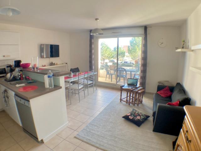 AIX LA DURANNE T2 MEUBLE TERRASSE & 2 PARKINGS PRIVATIFS