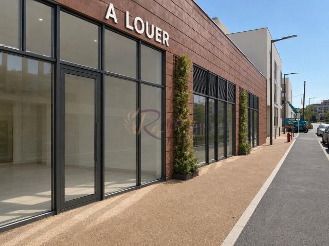 AIX LA DURANNE QUARTIER LE COTEAU LOCAL DE 99.60m2 AVEC VITRINE