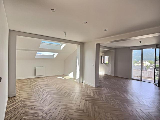 AIX LES BAINS DUPLEX T4 RENOVE 100.19 M² AVEC TERRASSE PRIVATIVE DE 43 M² VUE DEGAGEE