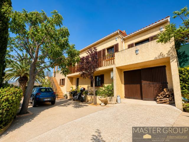 AJACCIO Superbe villa de près de 200 m2 avec piscine, 6 chambres, deux appartements indépendants, garage et
