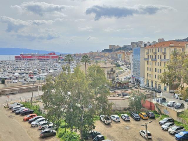 AJACCIO T3 rénové vue mer en dernier étage