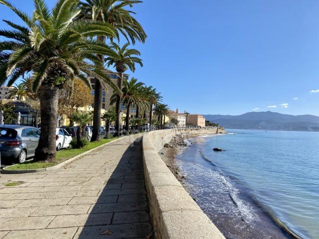 AJACCIO 20, appartement T4 au sein du très prisé tiangle d'or et d'une belle résidence, terrasse, aperçu mer