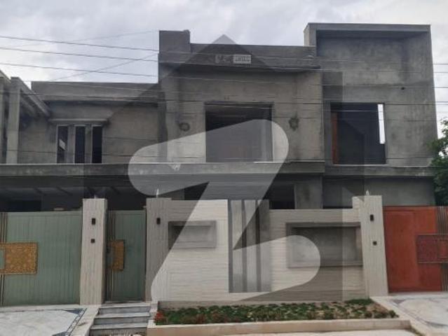 Aoa.One Kanal house south open house available for sale in sector F3, Phase 6 Hayatabd, 15* Rooms &15 washrooms, 15, Semi dulpix, Double garage, Near F3 park, Ibrahim market, Brt stop and a with 2,5 kanal open space. Demand 13.5 core. Hayatabad Phase 6