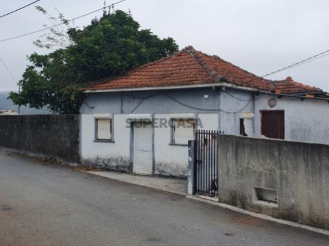 Moradia 4 frentes p/recuperar lote 1000m2