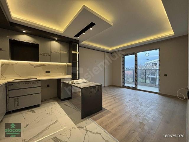 ALÇATI'DAN CADDE ÜZERİ KATTA 1+1 KİRALIK DAİRE
