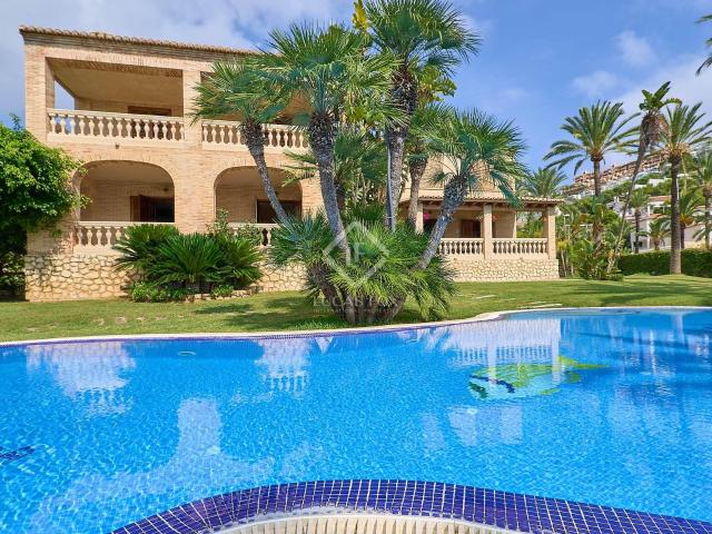 Al entrar en la villa, nos encontramos con un recibidor, com. 697m² Faro de Cullera