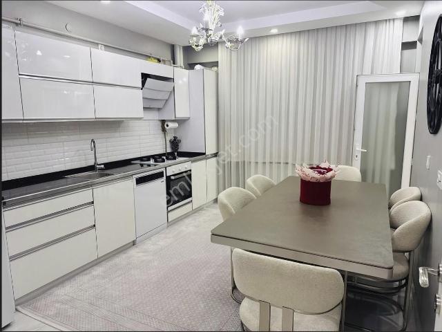 Çalışkan Emlaktan Başakşehir Sitesinde Satılık 4+1 Daire