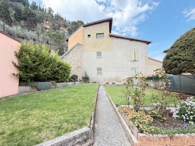 Al porto di Toscolano Maderno vendesi intera palazzina
