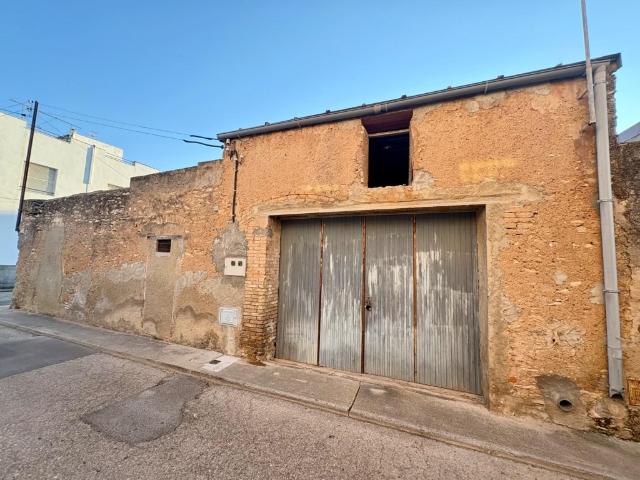 Almacén con patio en el centro del pueblo