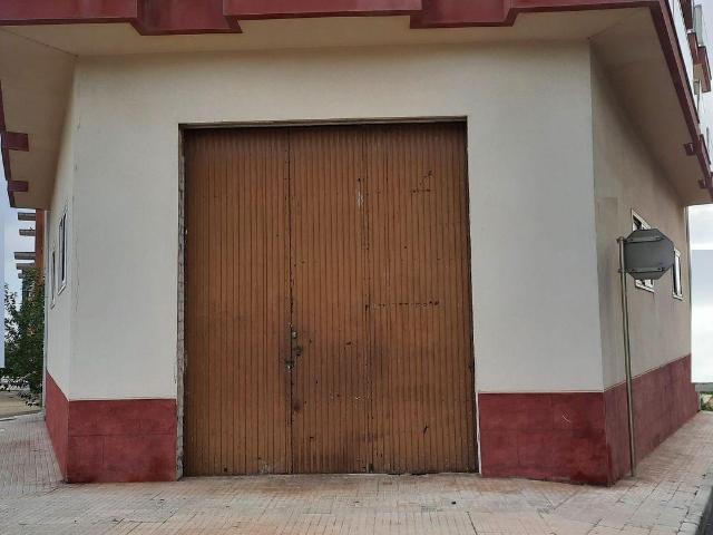 Almacén de 132 m2 todo exterior y buen acceso