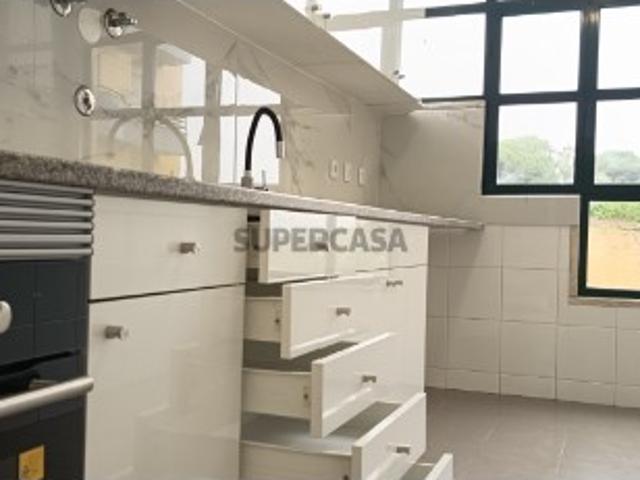 ALMADA / FEIJÓ / PARQUE DA PÁZ: Apartamento de 4 assoalhadas, varandas, vistas desafogadas