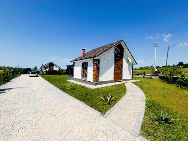 Alaçam Çeşme'de Deniz Manzaralı Geniş Bahçeli Satılık Villa