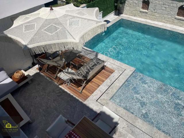 Alaçatı Çamlık'ta Müstakil Havuzlu Kiralık Villa