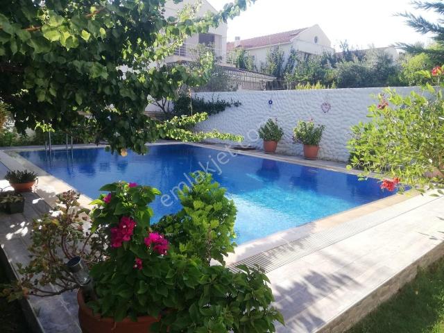 Alaçatı Çamlık Yol Havuzlu Müstakil Bahçeli Kiralık Tripleks