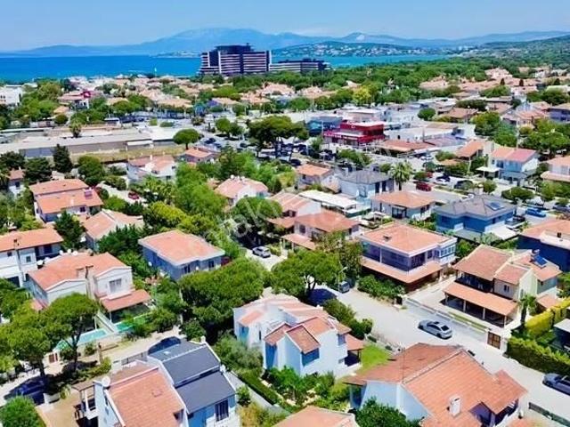 Alaçatı Göbene'de Satılık Özel Konumlu Bahçeli Köşe Villa