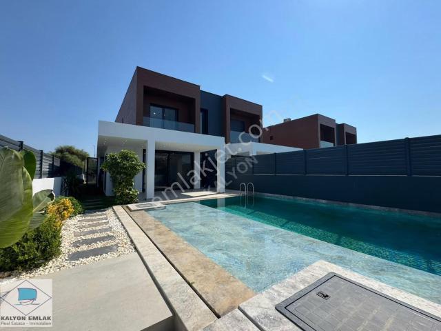 Alaçatı'da Kalyon'dan Satılık Modern Mimarili Lüks 4+1 Villa