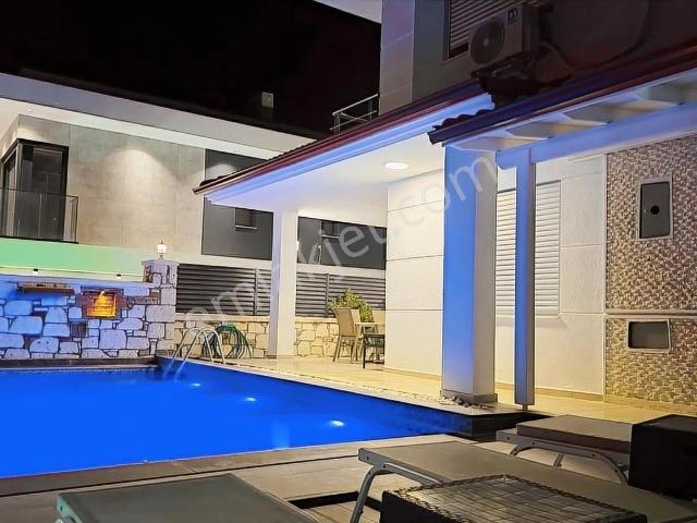 Alaçatıda Müstakil Havuzlu Bahçeli Kiralık 3+1 Villa