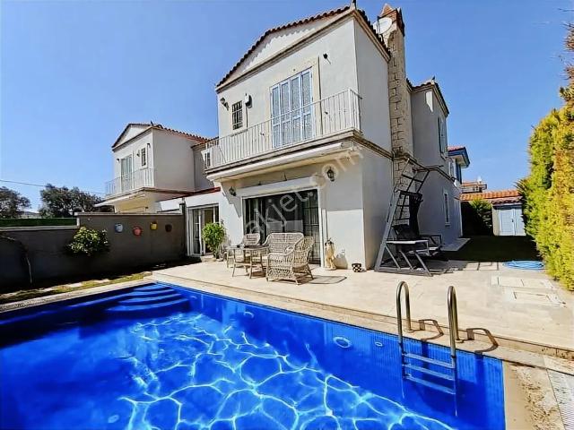 Alaçatı'da Satılık Müstakil Havuzlu Villa