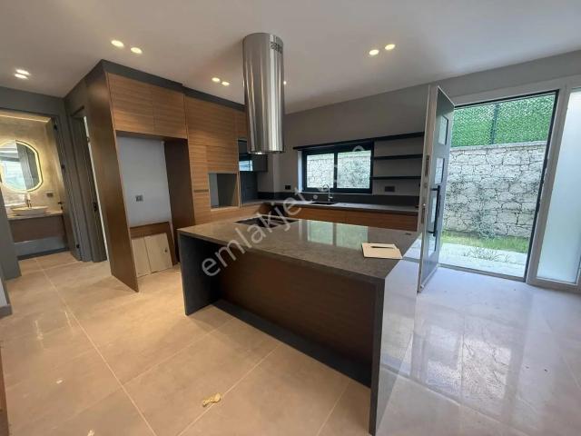 Alaçatı'da Satılık Sıfır Ultra Lüks Havuzlu Villa