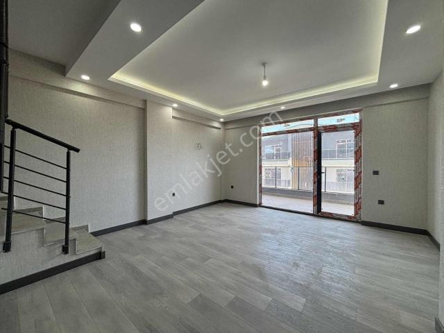 Alaçatı'dan Cadde Üstünde Bağımsız Mutfak Satılık 4+1
