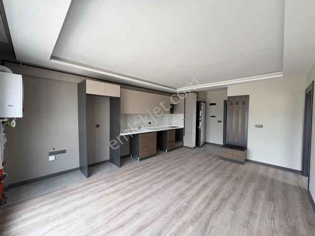 Alaçatı'dan İncek'te Market Bulvar Okul Yakını Kiralık 2+1 Geniş