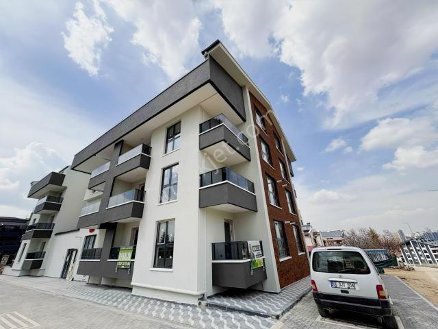 Alaçatı'dan İncek'te Ara Kat Güney Cephe Geniş Lüks 2+1 Kiralık