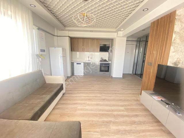 Alaçatı'dan İncek'te Bulvar Yakını Eşyalı 1+1 Kiralık Daire