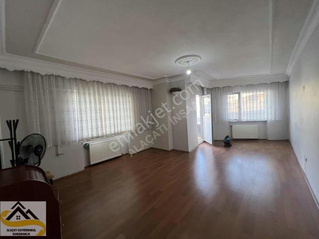 Alaçatı Dan Köşe Başı Bina Çift Cephe Kiralık 3.kat Daire 2+1