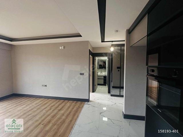 Alaçatıdan lüks cam balkonlu arakat kaliteli kiralık 1+1