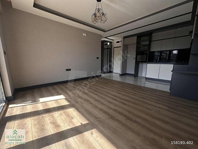Alaçatıdan lüks arakat önü açık binanın en gözde 1+1 dairesi