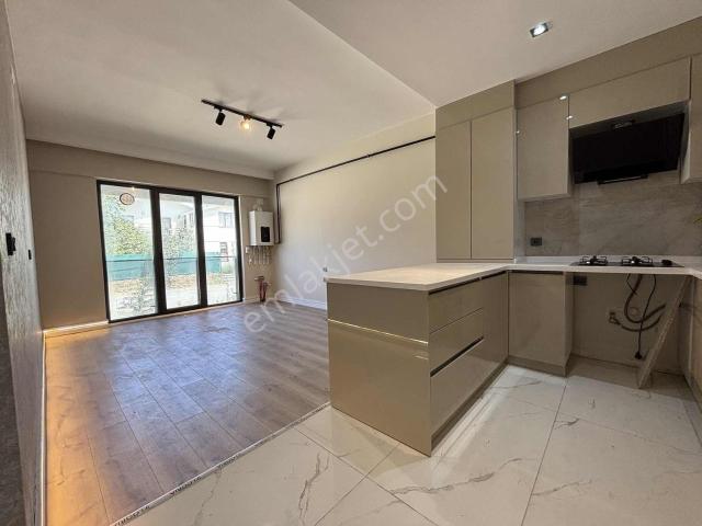 Alaçatı'dan Taşpınar Da Cadde Üzeri Satılık 1+1 Daire