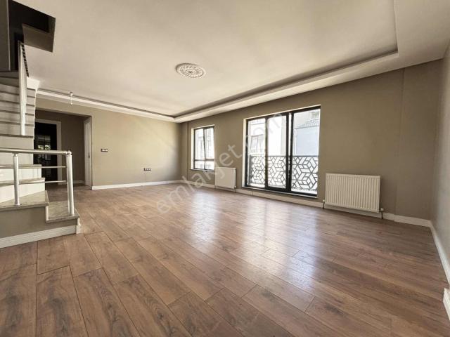 Alaçatı'dan Taşpınar'da Bulvara 20 M Mesafede Kiralık 3+1 Daire