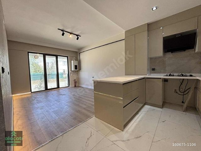 alaçatı'DAN TAŞPINAR DA CADDE ÜZERİ SATILIK 1+1 DAİRE