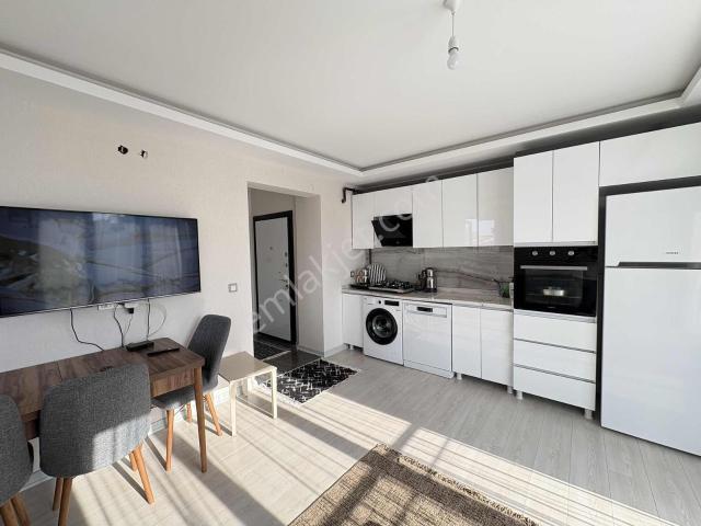 Alaçatı'dan 3.kat Yerden Isıtmalı Çift Balkonlu Full Eşyalı 1+1