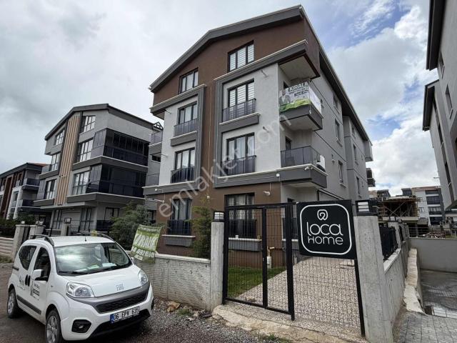 Alaçatı'dan/bulvar Yakını/çatı Eğimsiz/ön Cephe/3+1kiralık Daire